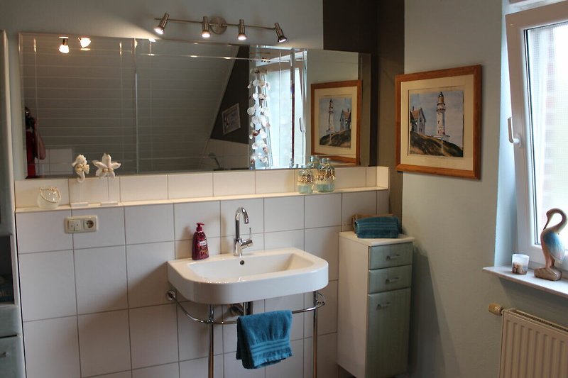 Großes Badezimmer mit Spiegel, Waschbecken und stilvoller Einrichtung.