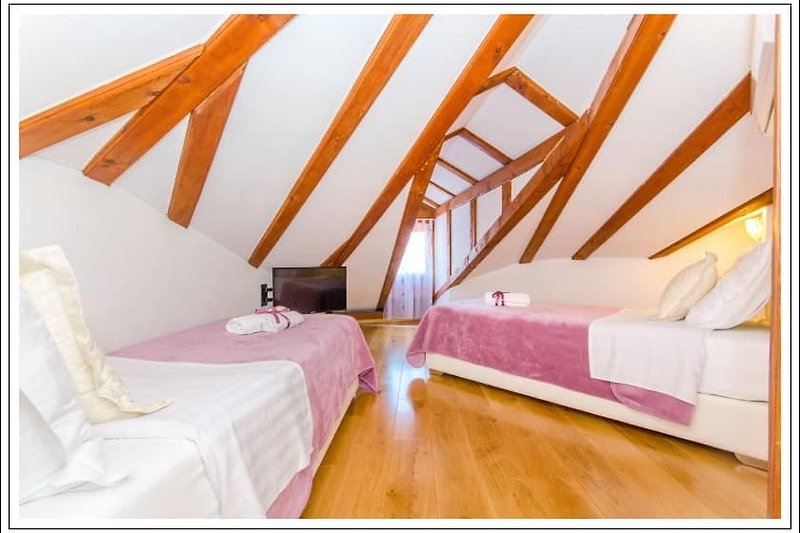 Gemütliches Schlafzimmer mit Holzbett und stilvoller Dekoration.