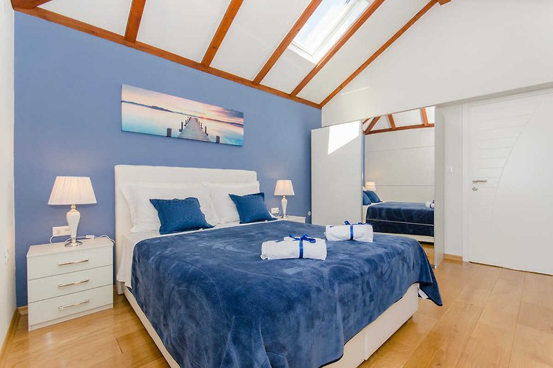Gemütliches Schlafzimmer mit Holzmöbeln und stilvoller Dekoration.