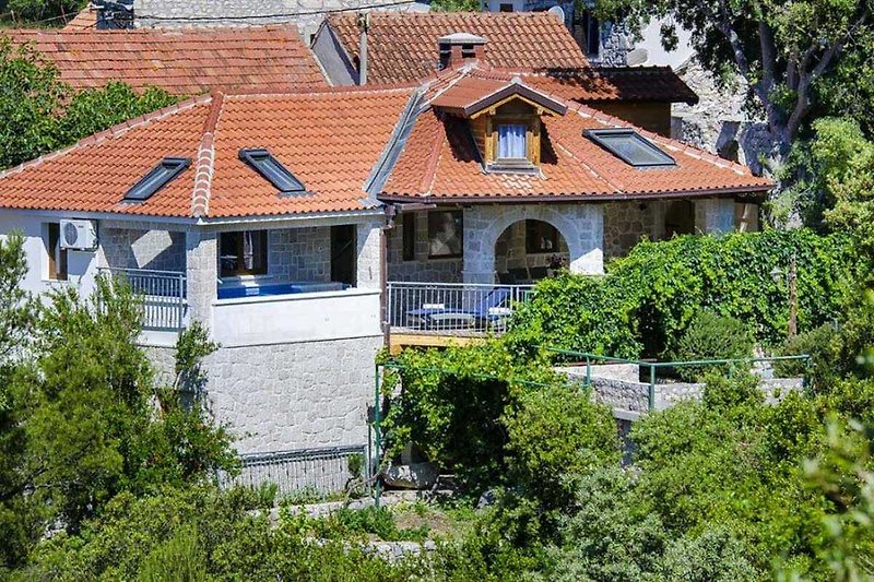 Die Villa Strnj verfügt über eine private Pool, Sauna und einen Whirlpool