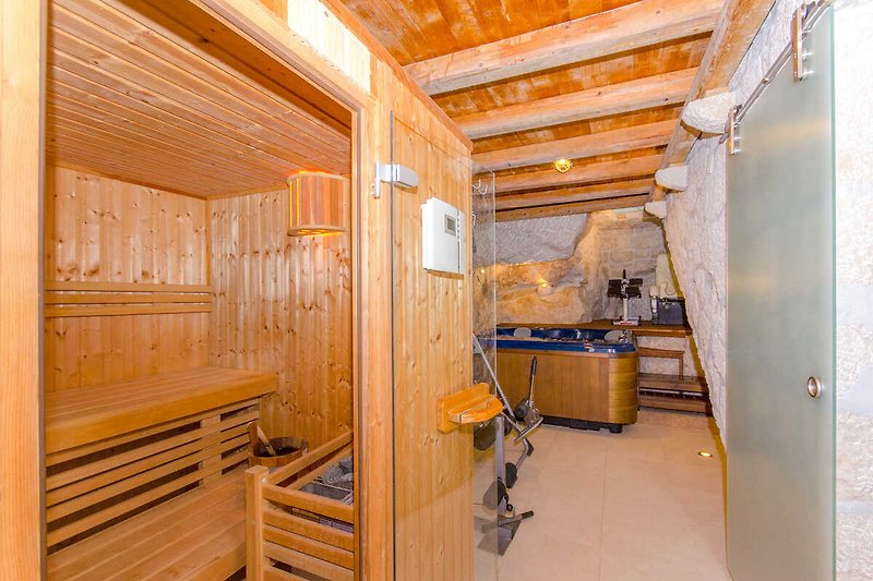 Die Villa Strnj verfügt über eine private Sauna und einen Whirlpool mit einem einzigartigen steinernen Ambiente im Unter