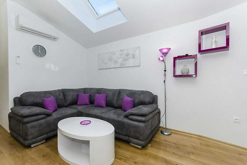 Gemütliches Wohnzimmer mit lila Akzenten