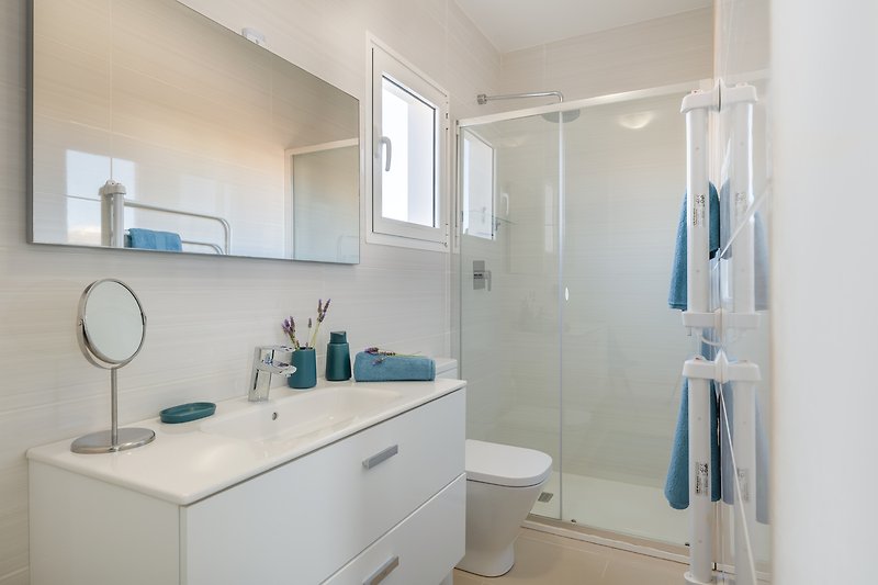 Schönes Badezimmer mit stilvoller Einrichtung und modernem Design im Appartment los Molinos