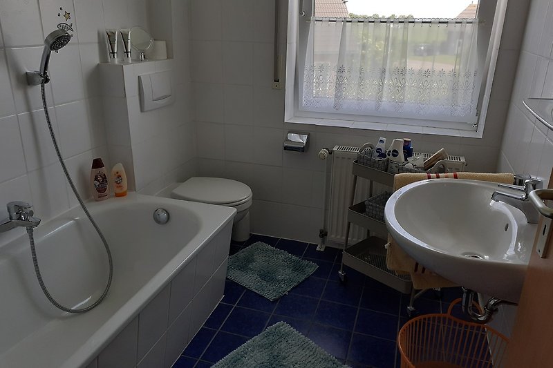 Badezimmer mit Badewanne, Waschbecken und WC im 1. OG.