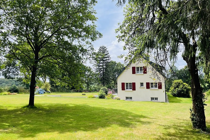 Schönes Landhaus mit grünem Garten und weitem Blick auf die Landschaft. Perfekt für einen erholsamen Urlaub.