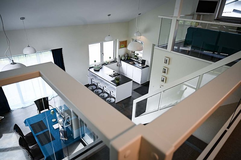 Moderne Wohnung mit stilvollem Interieur, geräumigem Wohnzimmer und elegantem Design.
