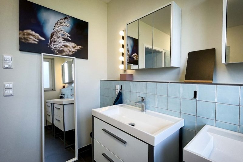 Badezimmer mit lila Beleuchtung, Spiegel und Waschbecken.