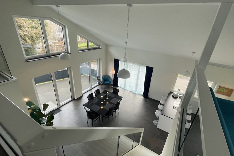 Moderne Wohnung mit stilvollem Interieur, großen Fenstern und ansprechendem Design.
