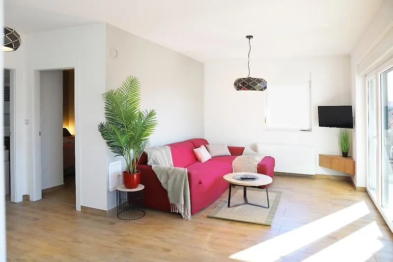 Wohnzimmer mit Sofa und geschmackvollem Interieur