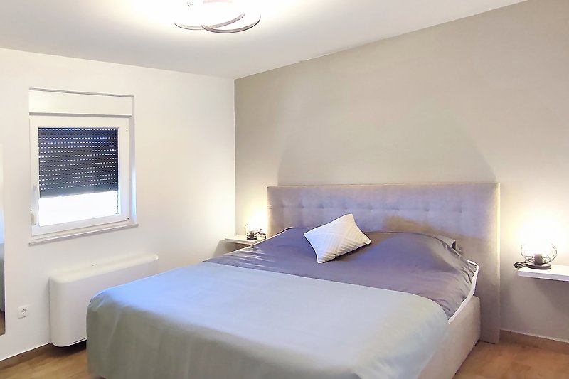 Gemütliches Schlafzimmer mit stilvoller Einrichtung und gemütlichem Bett.