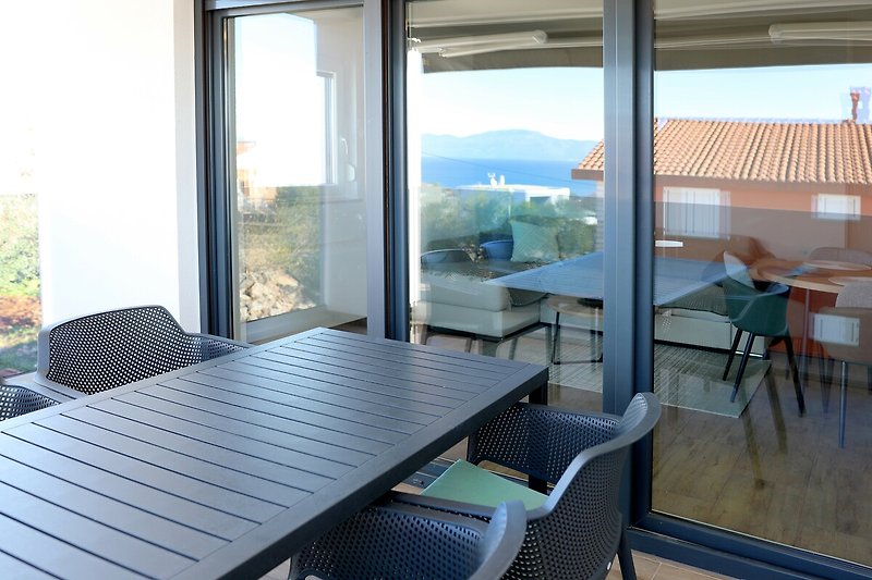 Moderne Wohnung mit stilvoller Einrichtung und gemütlichem Balkon.