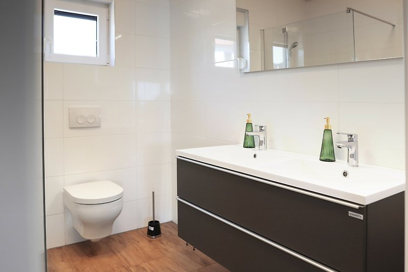 Modernes Badezimmer mit stilvoller Einrichtung und modernen Armaturen.