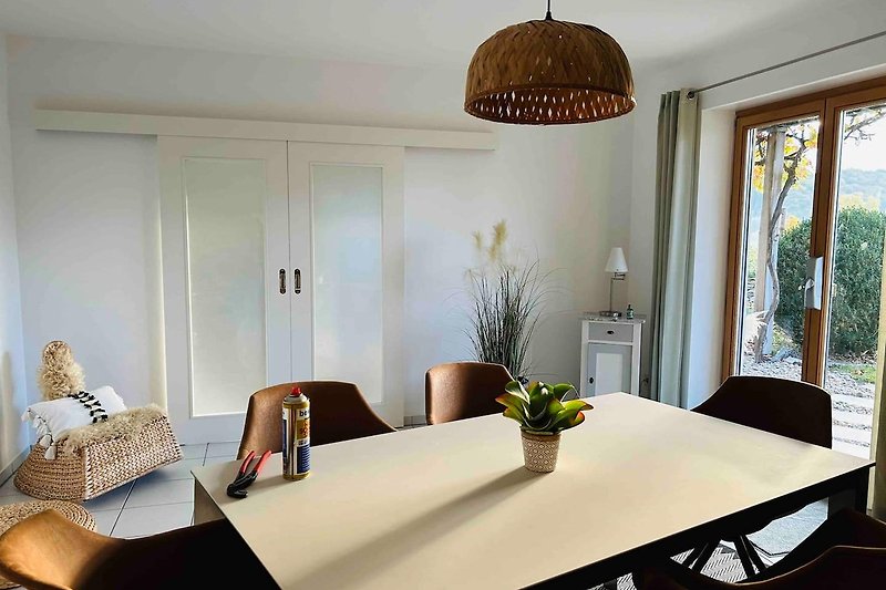 Ein stilvoll eingerichtetes Wohnzimmer mit modernen Möbeln und einer eleganten Beleuchtung.