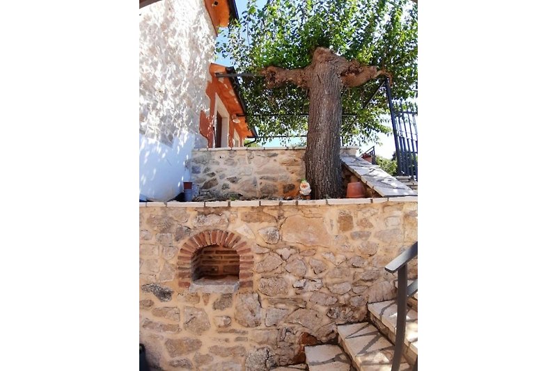 Tradicionalna arhitektura s kamenim zidom.