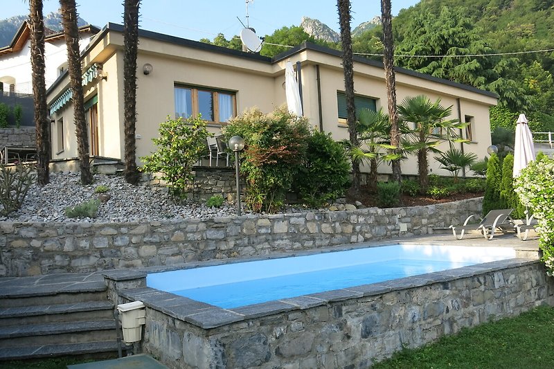 Freistehendes Einfamilienhaus mit Pool