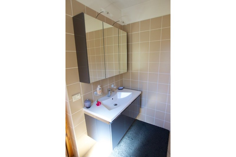 Badezimmer I, Waschbecken mit Spiegelschrank