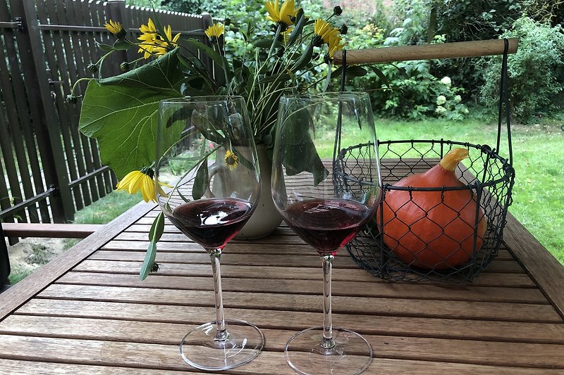 Den Abend mal mit Glas Wein im Garten ausklingen lassen