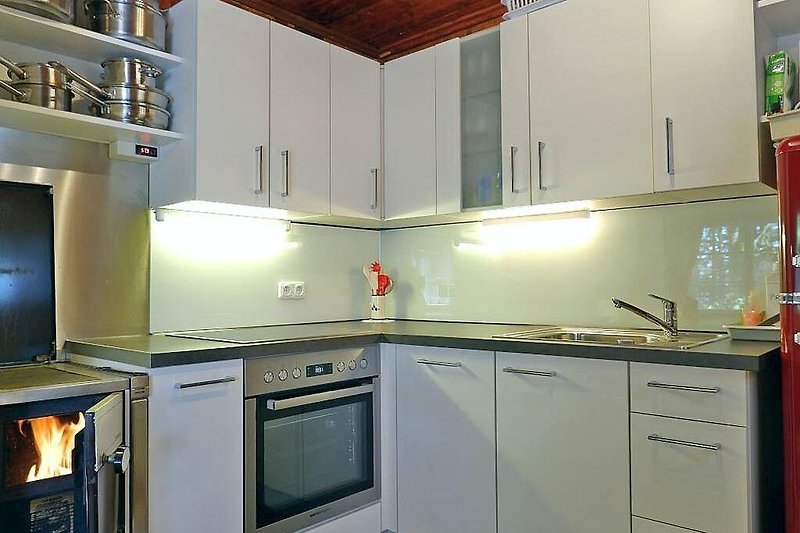 Schöne Küche mit Holzboden und modernen Geräten.