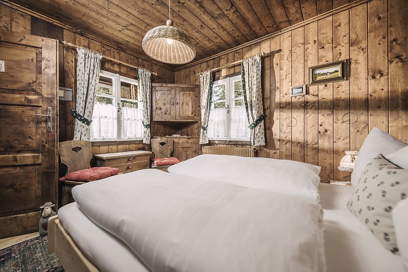 Schönes Holzhaus mit stilvoller Einrichtung und gemütlichem Schlafzimmer.