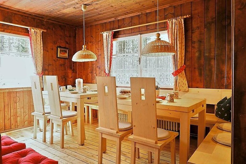 Schönes Holzhaus mit stilvoller Einrichtung und gemütlicher Atmosphäre.