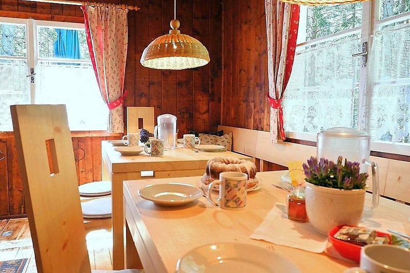 Schönes Holzhaus mit stilvoller Einrichtung und gemütlicher Terrasse.