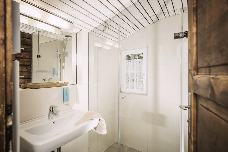 Schönes Badezimmer mit stilvoller Einrichtung und Spiegel