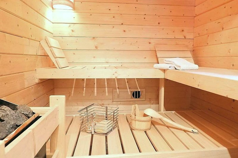 Schönes Holzhaus mit stilvoller Einrichtung und attraktivem Holzboden.