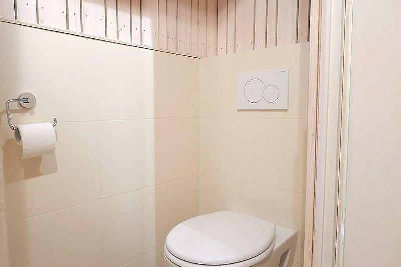 Schönes Badezimmer mit stilvoller Einrichtung und Toilette.