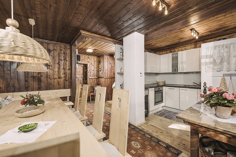 Schönes Holzhaus mit stilvoller Einrichtung und gemütlichem Wohnzimmer.