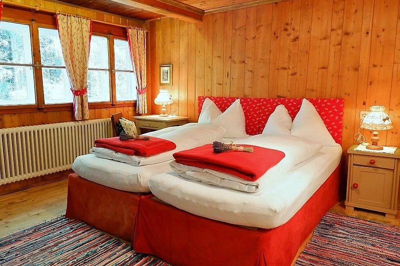 Gemütliches Schlafzimmer mit Holzmöbeln und stilvollem Interieur.