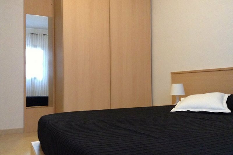 Una camera da letto accogliente con mobili in legno e comfort.
