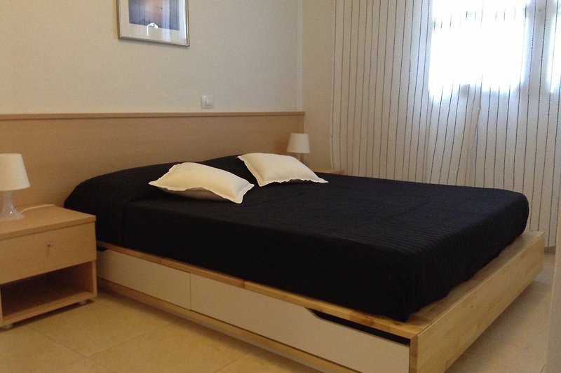 Una luminosa Camera da letto con ampio armadio e due comodini
