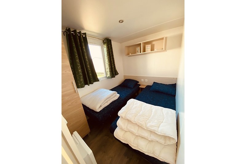 Komfortables Schlafzimmer mit stilvoller Einrichtung und Holzmöbeln.