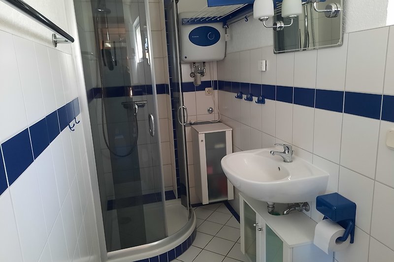 Moderne Badezimmer mit stilvoller Einrichtung und Fussbodenheizung