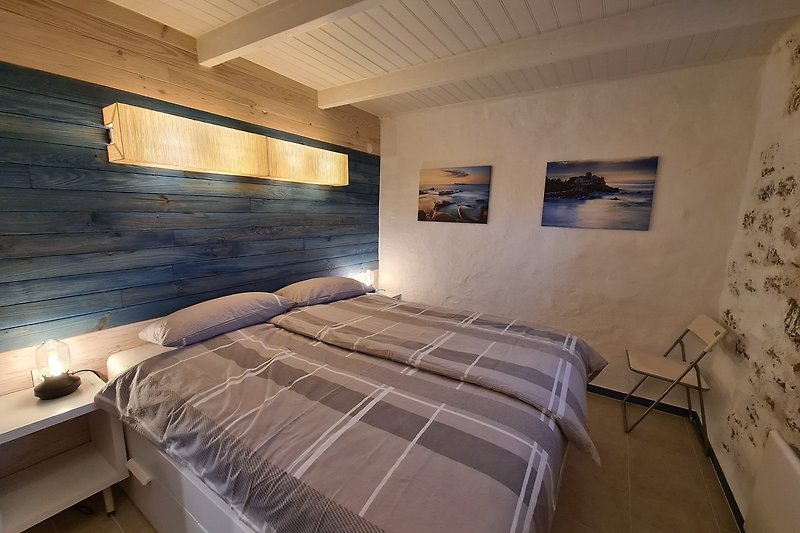Gemütliches Schlafzimmer mit bequemem Bett und stilvollem Interieur.