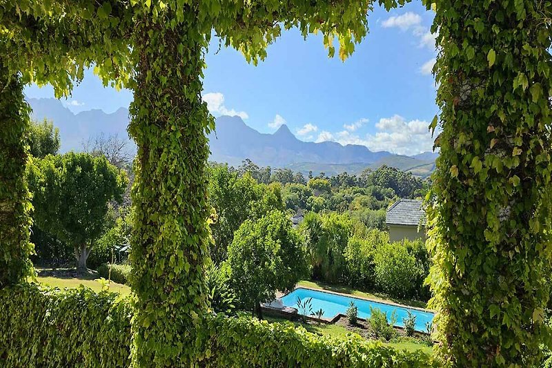 Terras tuin zijde met prachtig uitzicht op de Hottentots bergen