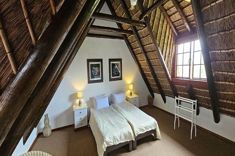Comfortabele slaapkamer op de eerste verdieping met sfeervolle verlichting