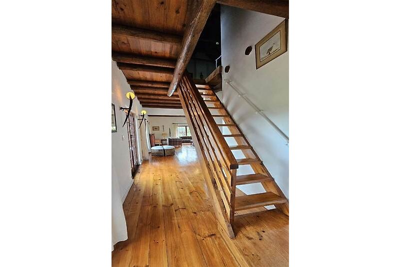 Mooie houten trap en plafondbalken
