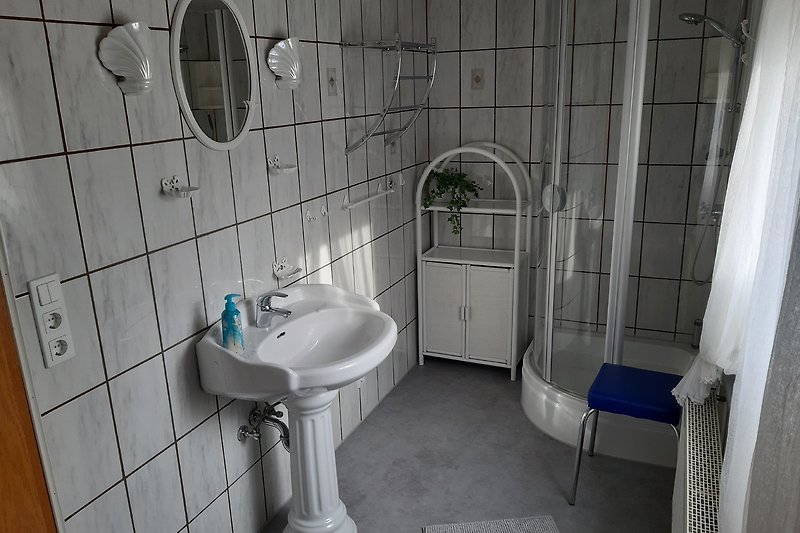 Moderne Badezimmerausstattung mit Dusche.