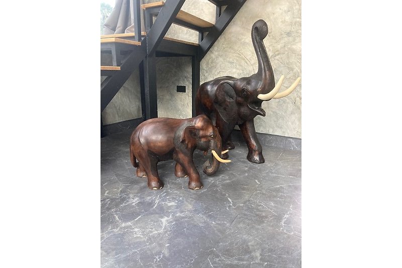 Schöne Skulptur aus Bronze mit Elefanten und einem Hund.