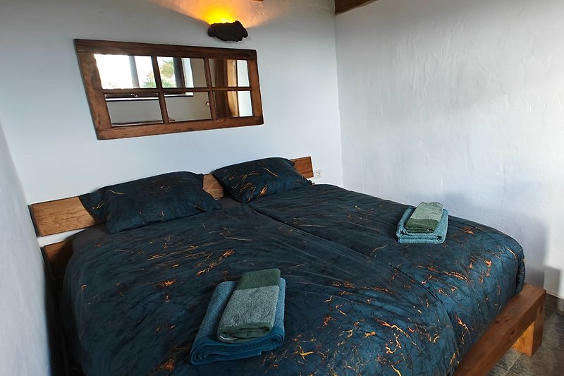 Gemütliches Schlafzimmer mit Doppelbett und Vulkanbettwäsche