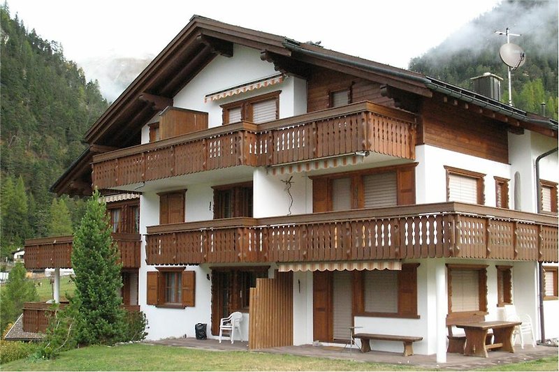 Ferienhaus mit Balkon und Bergblick in ländlicher Umgebung.