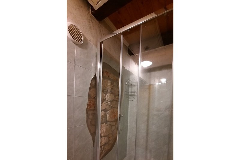 Schöne Dusche mit transparenter Duschtür