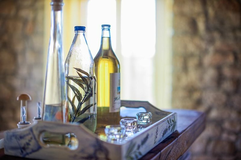 Schöne Flaschen und Gläser auf einem Holztisch