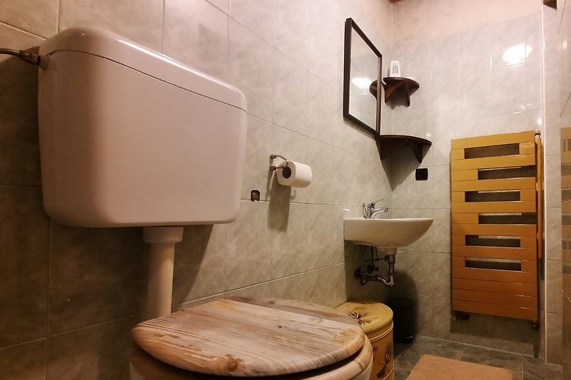 Schönes Badezimmer mit elegantem Design