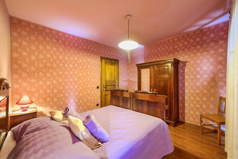 Gemütliches Schlafzimmer mit stilvoller Einrichtung und Holzmöbeln