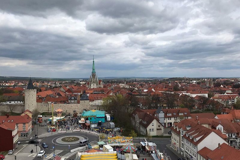 Stadtbild mit Stadtmauer Rabenturm und Marienkirche