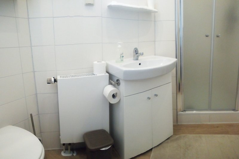 Ein modernes Badezimmer mit Dusche Waschtisch und WC