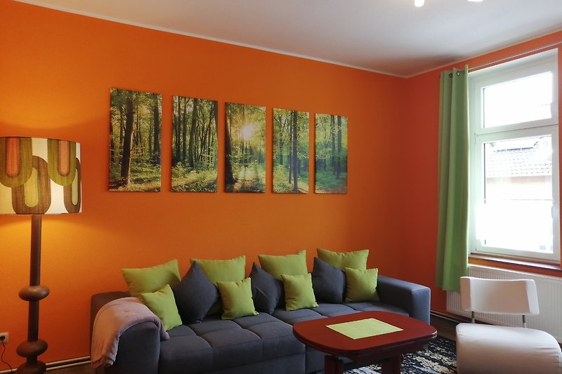 Gemütliches Wohnzimmer mit stilvoller Einrichtung und warmem Licht.