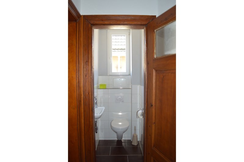 Separates WC mit stilvollem Design und hochwertigen Armaturen.